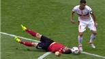 Bắt chước Phil Jones, đội trưởng Albania dính thẻ đỏ 